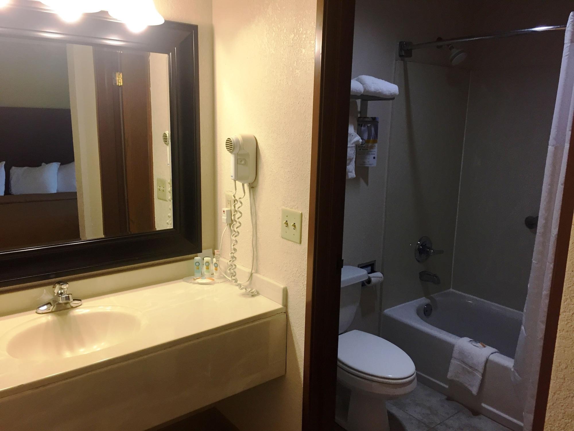 Quality Suites Kansas City International Airport Exterior foto