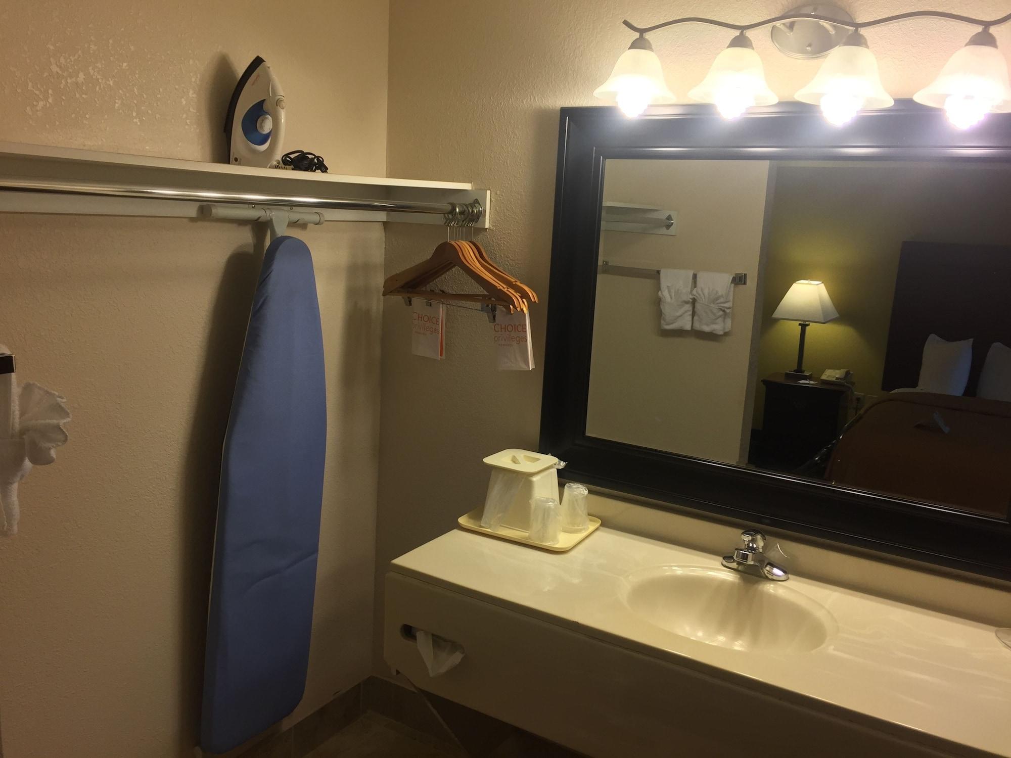 Quality Suites Kansas City International Airport Exterior foto