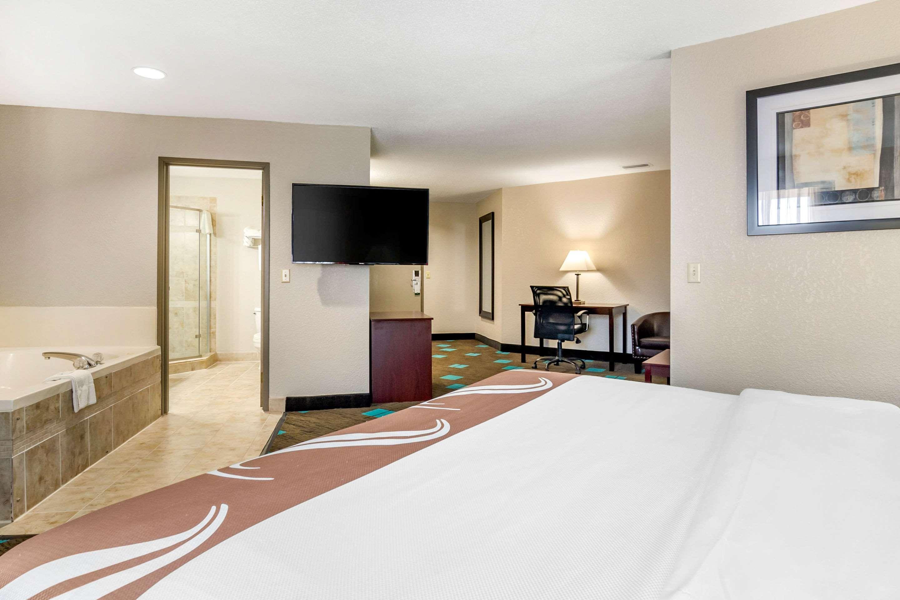 Quality Suites Kansas City International Airport Exterior foto