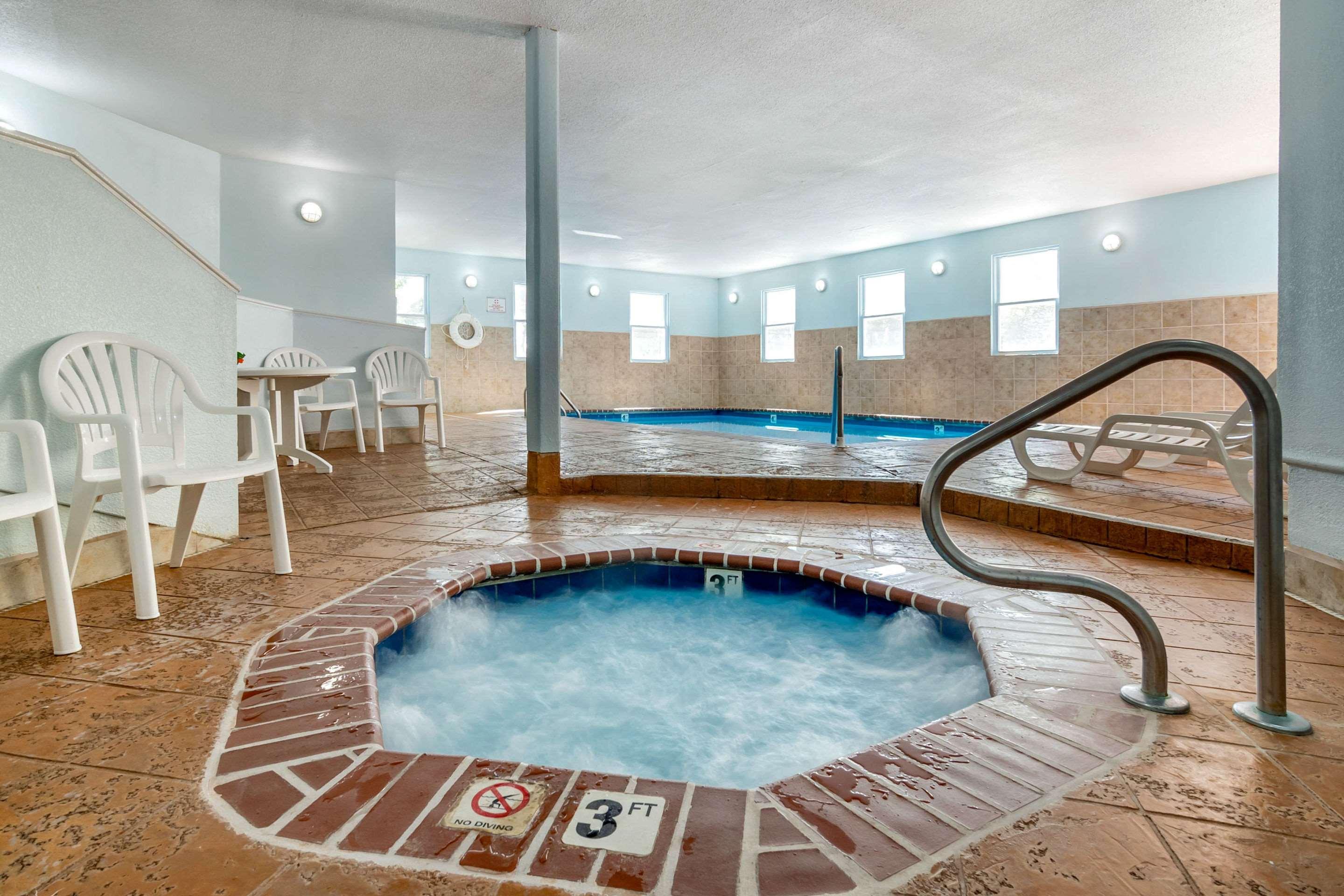 Quality Suites Kansas City International Airport Exterior foto