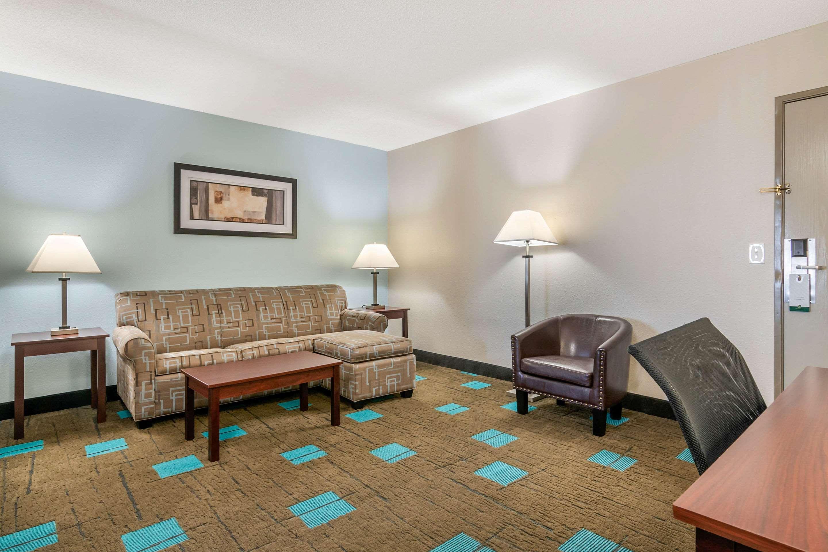 Quality Suites Kansas City International Airport Exterior foto