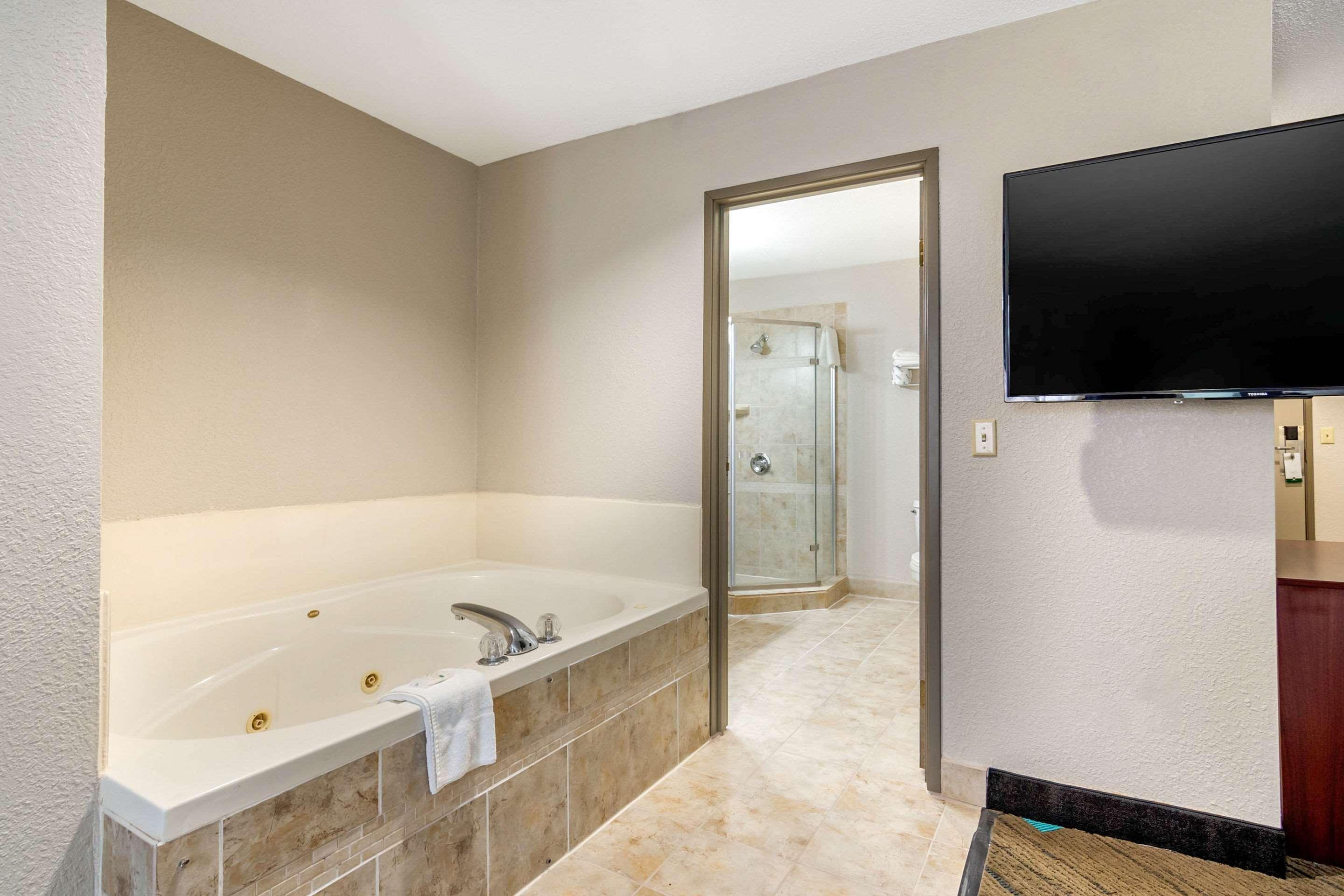 Quality Suites Kansas City International Airport Exterior foto