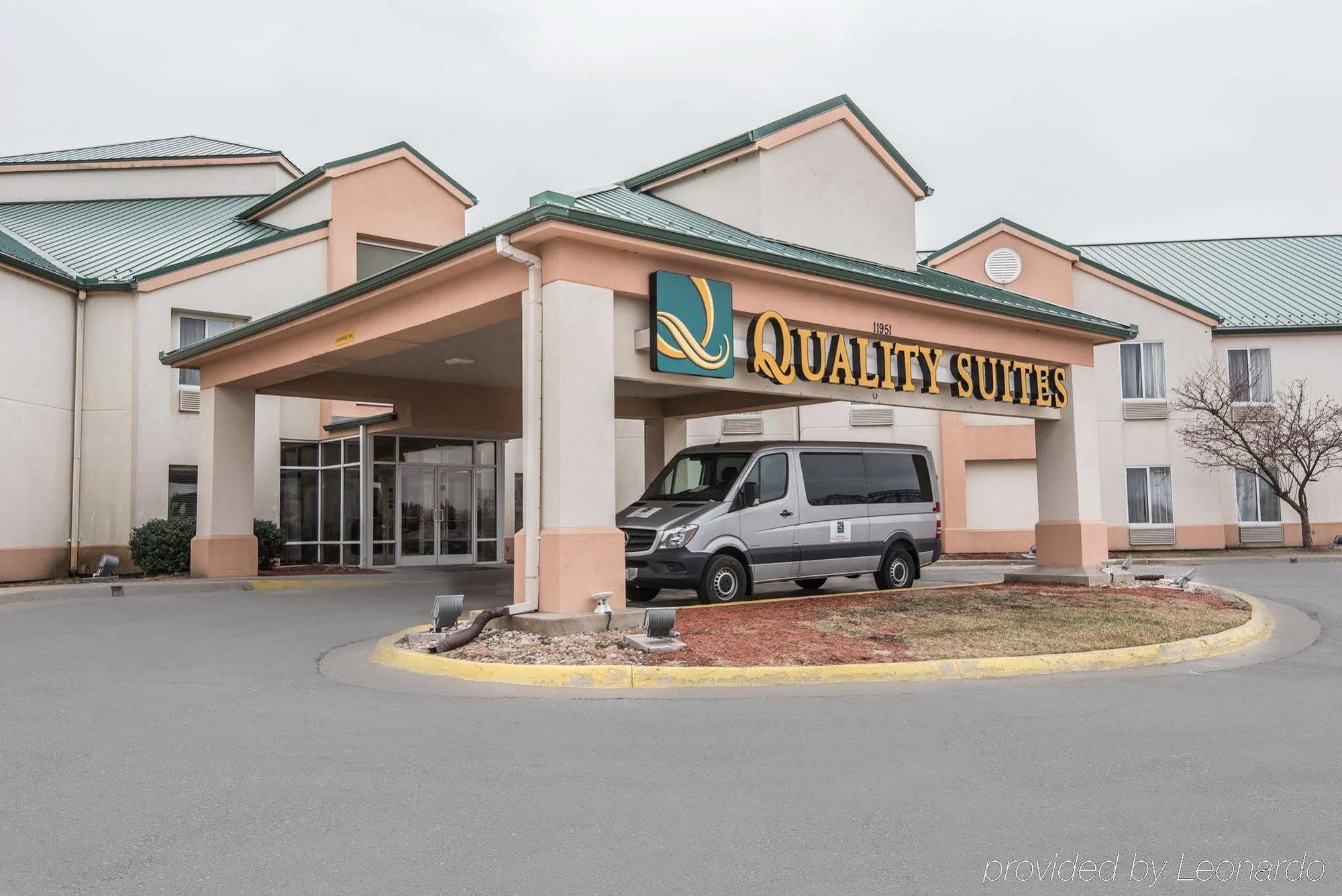 Quality Suites Kansas City International Airport Exterior foto